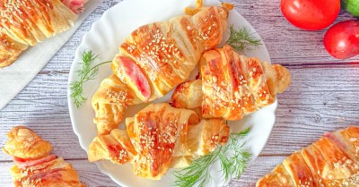Круассан с ветчиной и сыром из слоеного теста