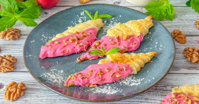Плоский круассан с малиновой глазурью