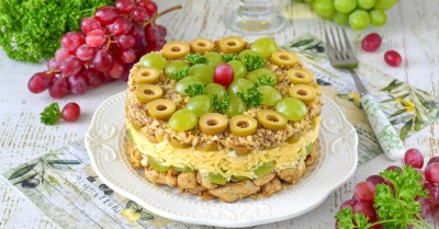 Салат с курицей виноградом и грецкими орехами