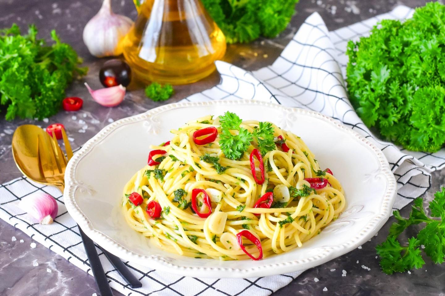 Рецепт спагетти с чесноком, оливковым маслом и тартаром из тунца