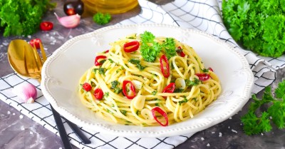 Макароны спагетти с чесноком