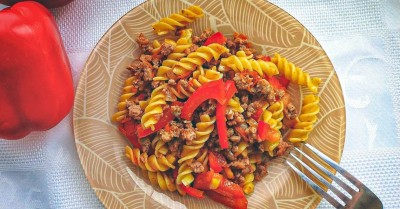 Паста с фаршем и помидорами