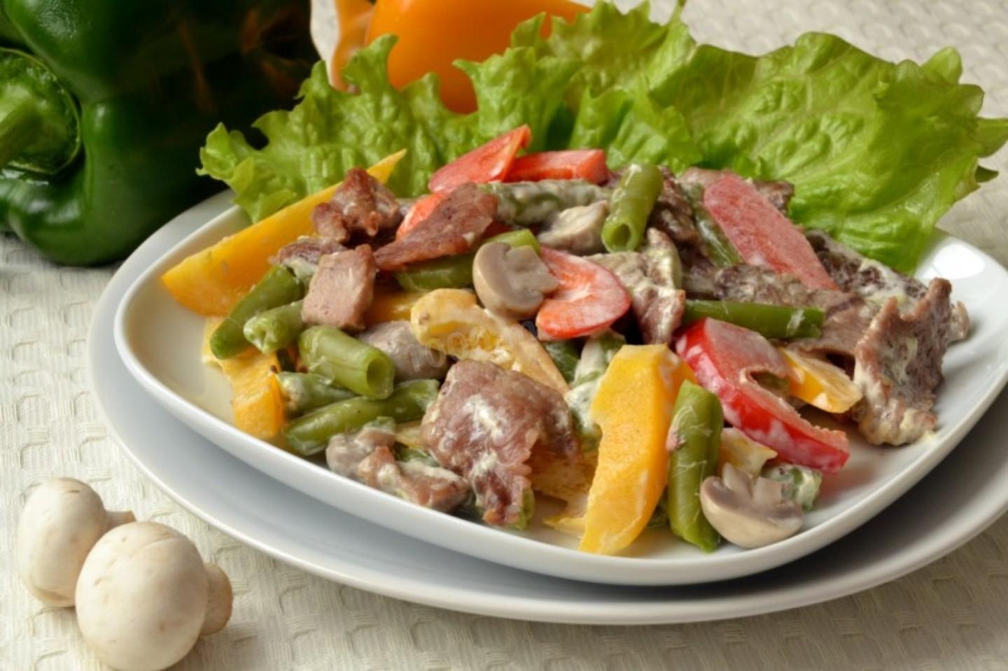 Рецепт говядины с овощами с фото. Салат с телятиной. Теплый салат с телятиной. Салат из телятины с овощами. Теплый салат с телятиной и овощами.
