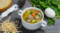 Суп з овочами та м'ясними фрикадельками з галушками