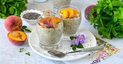 Протеиновый пудинг с кокосовым молоком, персиками и чиа