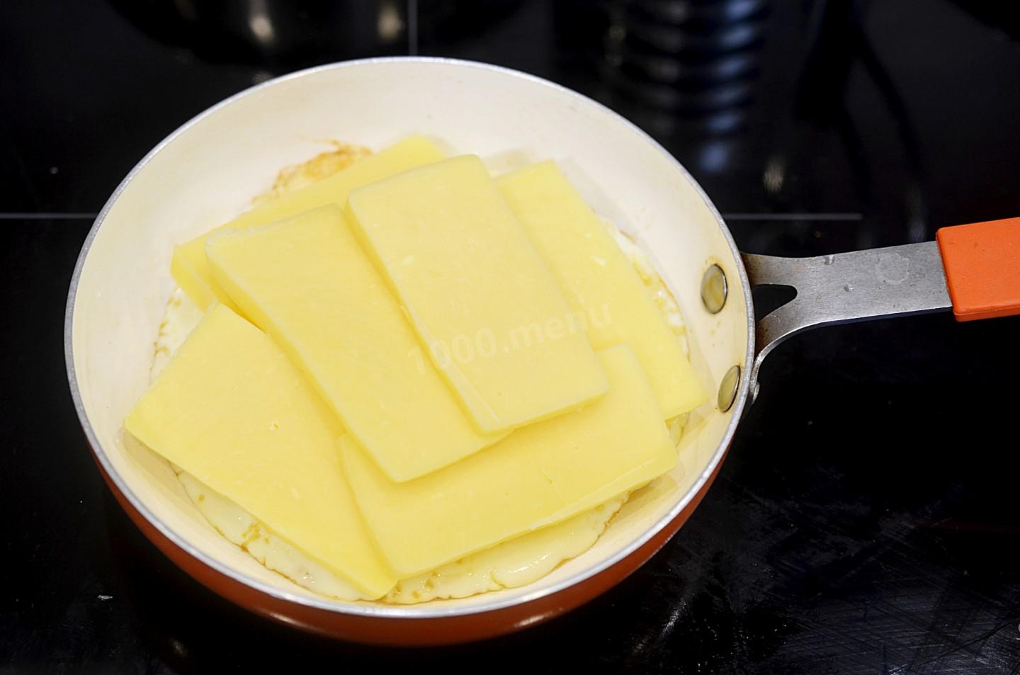 Что можно приготовить из сыра на сковороде. Сыр на сковороде. Сыр с яйцом на сковороде. Мягкий сыр на терке. Яйца с плавленным сыром на сковороде.