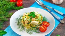 Салат з куркою та маринованими грибами