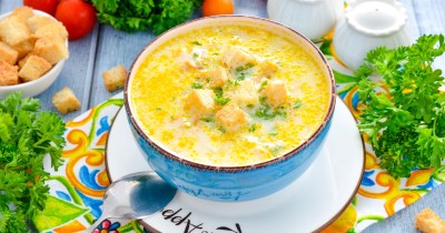 Сырный суп с сухариками и курицей