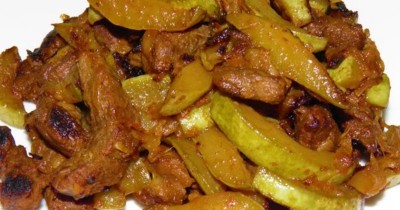 Тушеная говядина с кабачками и помидорами