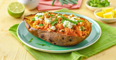 Запечённый батат с курицей, грибами и сыром в духовке