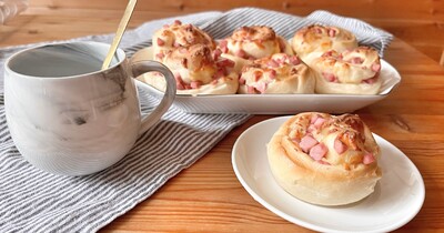 Синнабоны с сосисками и сыром в духовке