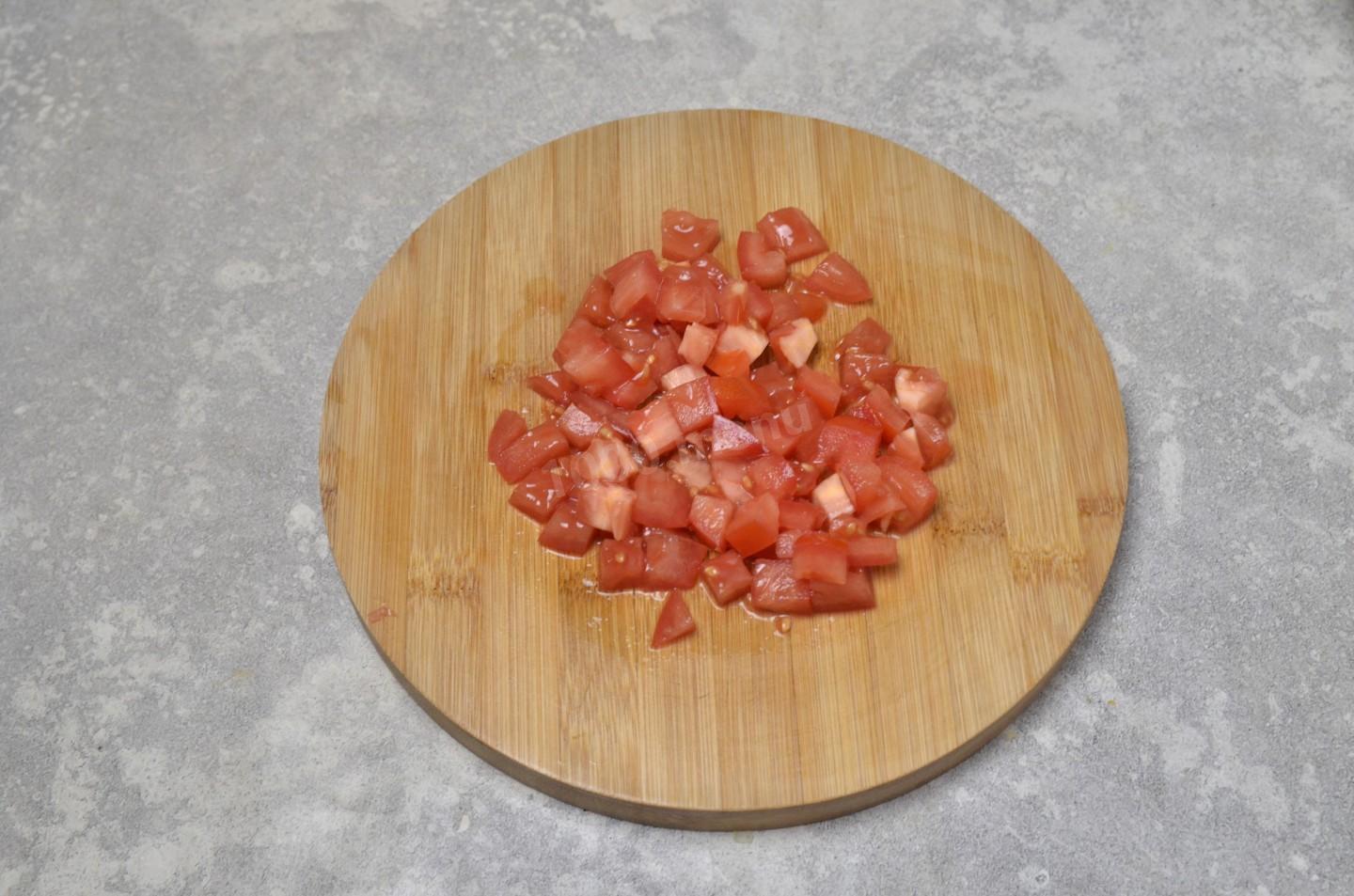 Начинка для пиццы колбаса помидоры. Нарезанные солёные огурцы и помидоры. Пикули колбаски.
