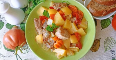 Овощное рагу со свининой в мультиварке