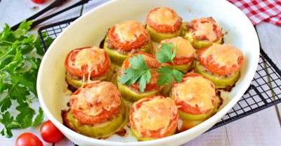 Кабачки в духовке с фаршем и помидорами