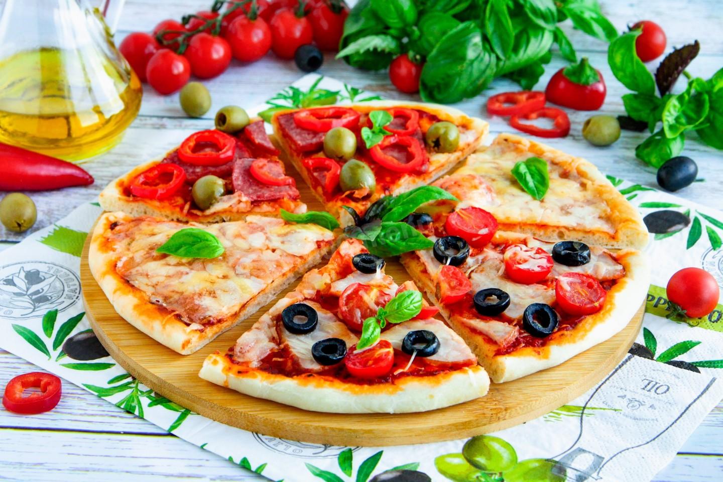три пиццы одна с фруктами одна с овощами и соусом хорошая фото 79