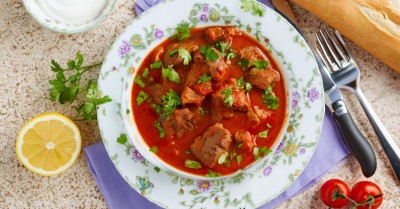 Гуляш из говядины с подливкой классический на сковороде