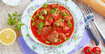 Гуляш из говядины с подливкой классический на сковороде