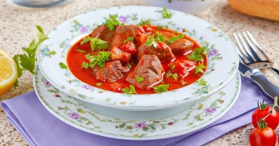 Гуляш из говядины с подливкой классический на сковороде