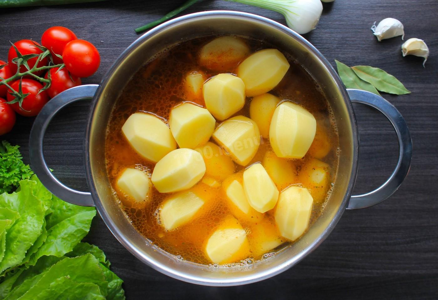 Картошка с тушенкой в кастрюле рецепт с фото