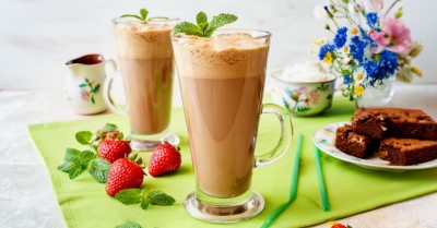 Шоколадный молочный коктейль в блендере