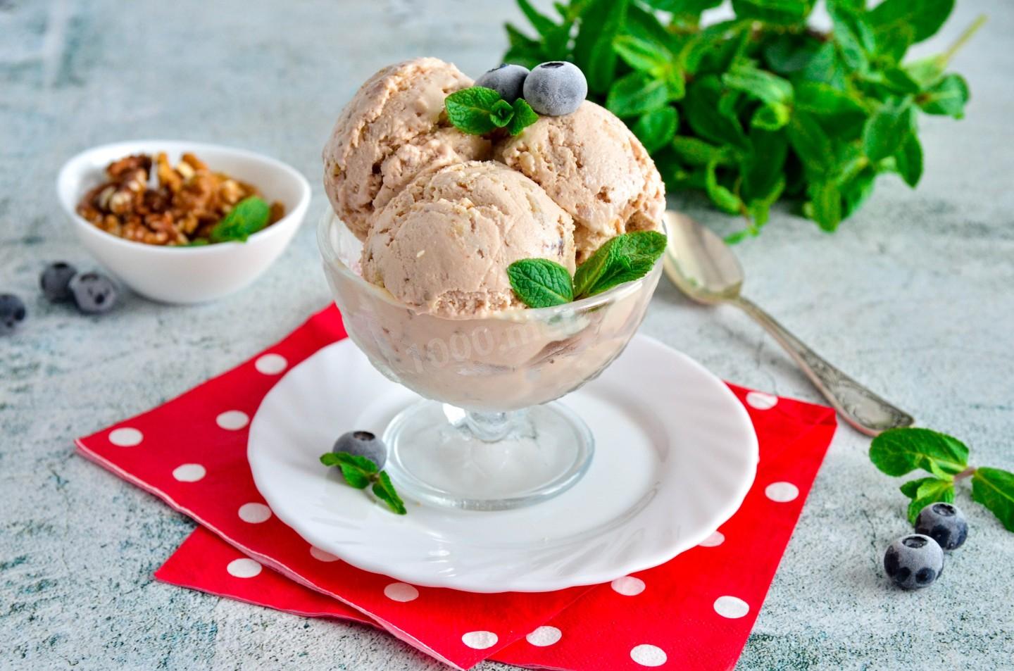 Рецепт 3: Карамельное мороженое с миндальными орехами