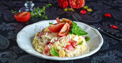 Салат с куриной грудкой сыром и помидорами