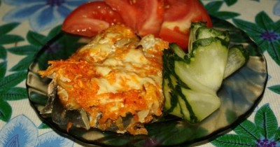 Горбуша в майонезе с морковкой и лимонами