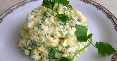 Салат с плавленым сырком и малосольным огурцом