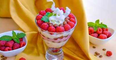 Десерт из малины и творога