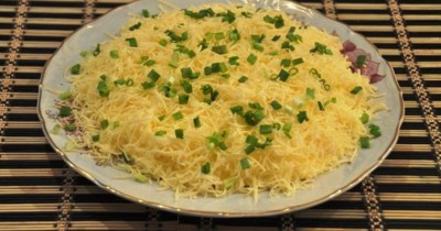 Салат каприз с говядиной, грецкими орехами и сыром