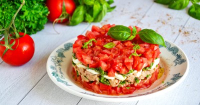Итальянский салат с рыбой тунцом и помидорами