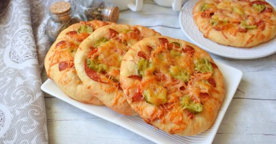 Мини пицца в духовке с сыром помидорами и колбасой
