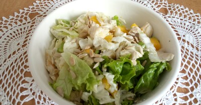 Экзотический салат с манго авокадо семечками жареной курицей