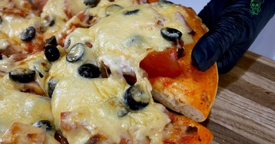 Пицца с ветчиной моцареллой маслинами орегано