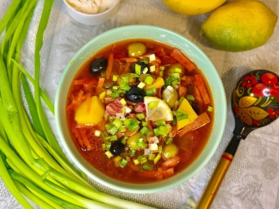 Солянка с копчеными ребрышками