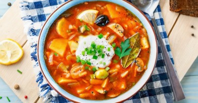 Солянка с копчеными ребрышками