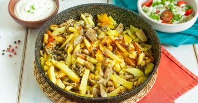 Жареная картошка с вешенками на сковороде