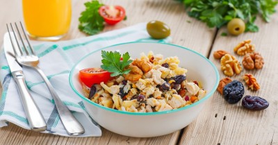 Салат с курицей черносливом, сыром и грецким орехом