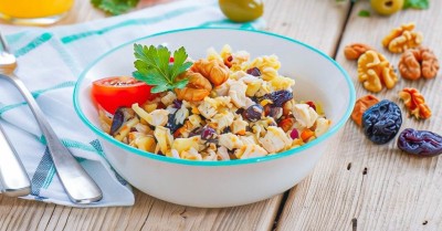 Салат с курицей черносливом, сыром и грецким орехом