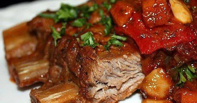 Свиные ребрышки, тушенные в мультиварке, в томатном соусе.