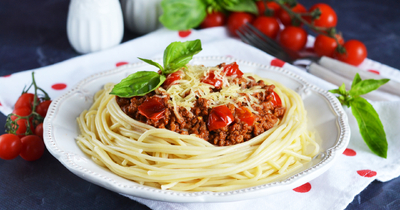 Спагетти с фаршем и томатной пастой на сковороде