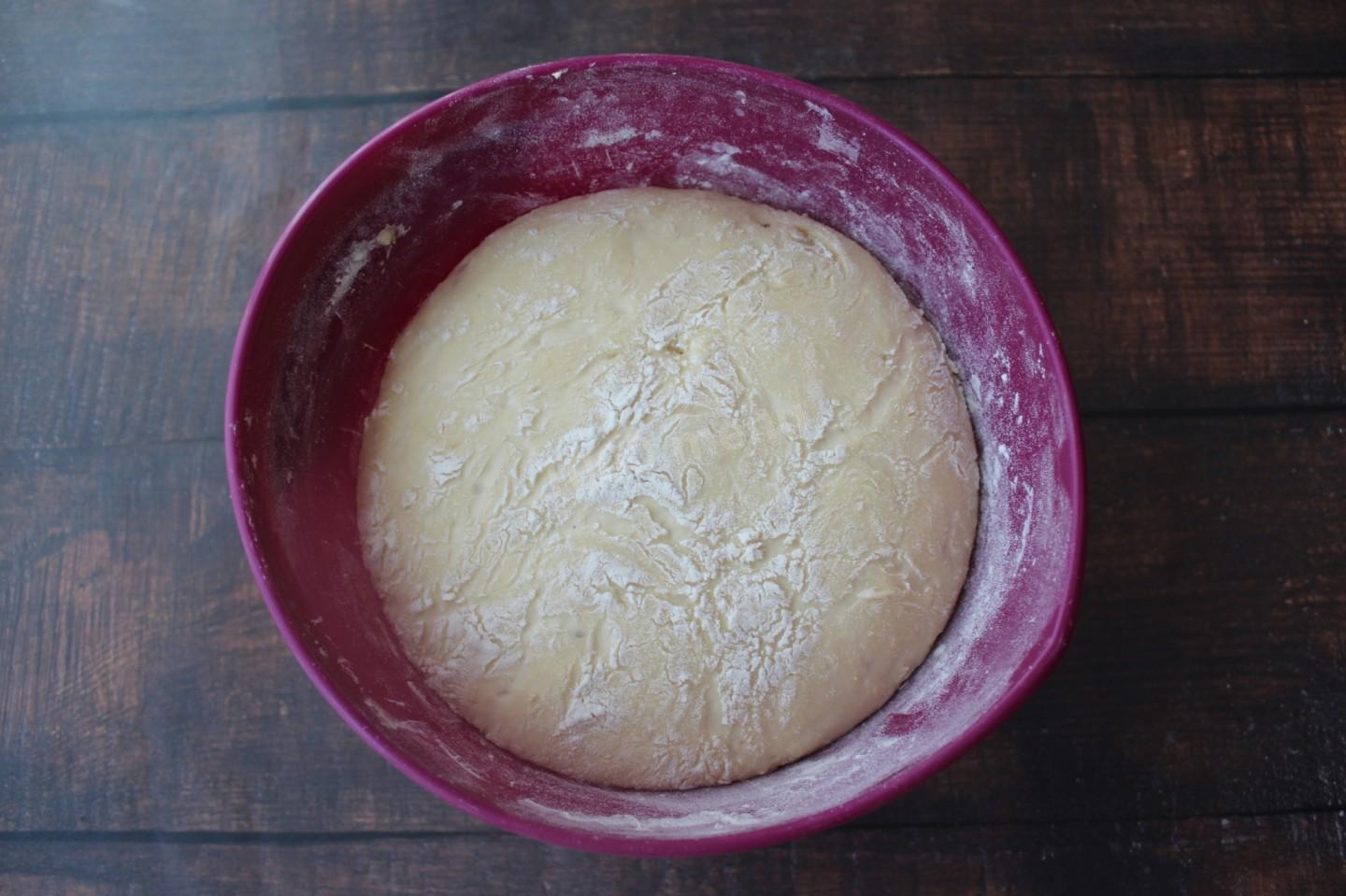 Тесто на баурсаки на кефире. Тесто дрожжевое с майонезом на баурсаки. Накрываем тесто. Тесто на берег казахский рецепт.