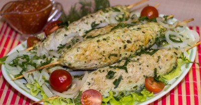 Люля-кебаб из грудок с маринованным луком на противне