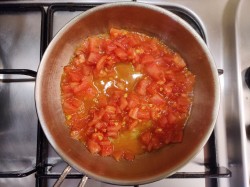 omlet s pomidorami na skovorode 1598910826 3 min