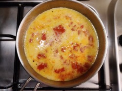omlet s pomidorami na skovorode 1598910826 5 min