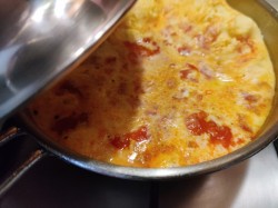 omlet s pomidorami na skovorode 1598910826 6 min