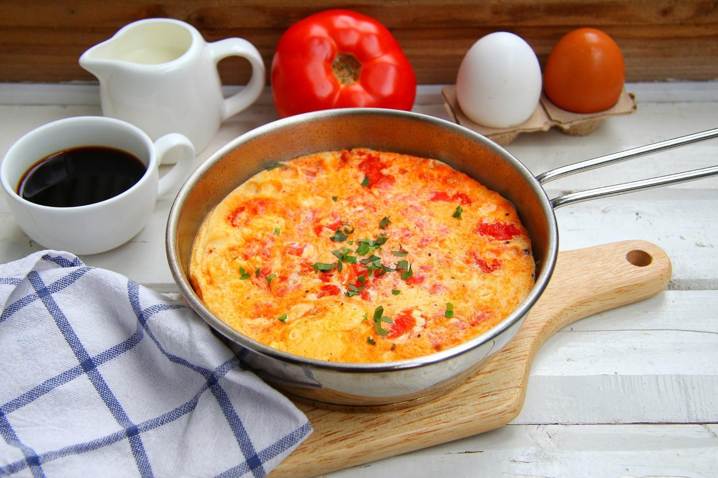 omlet s pomidorami na