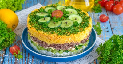 Салат с тунцом сыром и огурцом