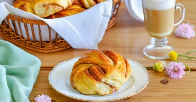 Булочки без яиц и молока на дрожжах