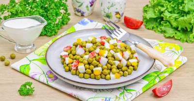 Салат с крабовыми палочками и горошком